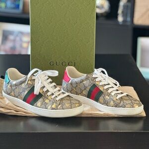 GUCCI WOMEN'S ACE GG SUPREME SNEAKER WITH BEES